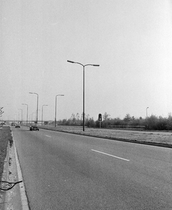 857384 Gezicht op de Biltse Rading te Utrecht, met op de achtergrond het viaduct van Rijksweg 27 (later A27).